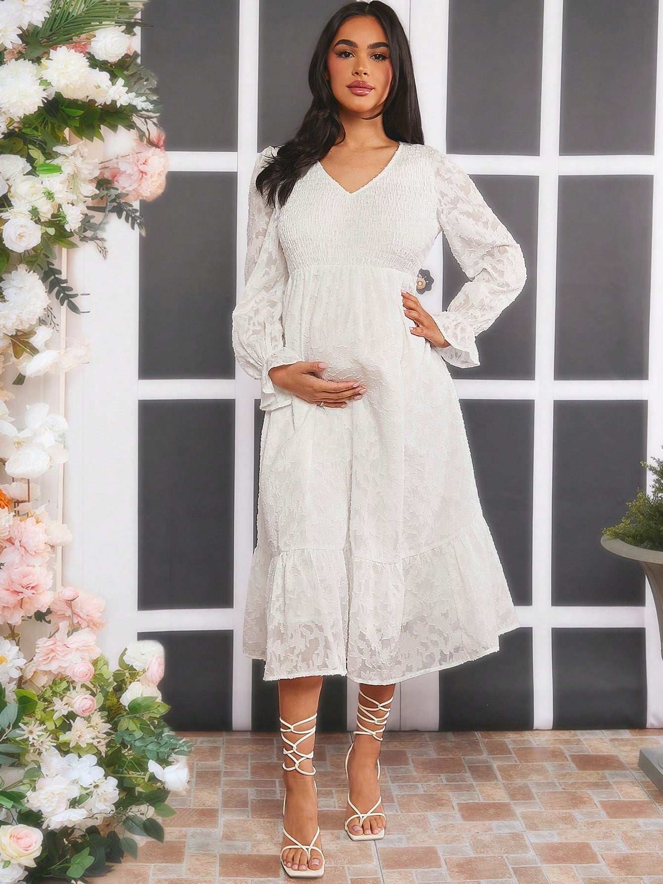 ثوب نسائي مطرز برقبة على شكل V و طرف انسيابي مع حاشية فرنتش - Pink&blue