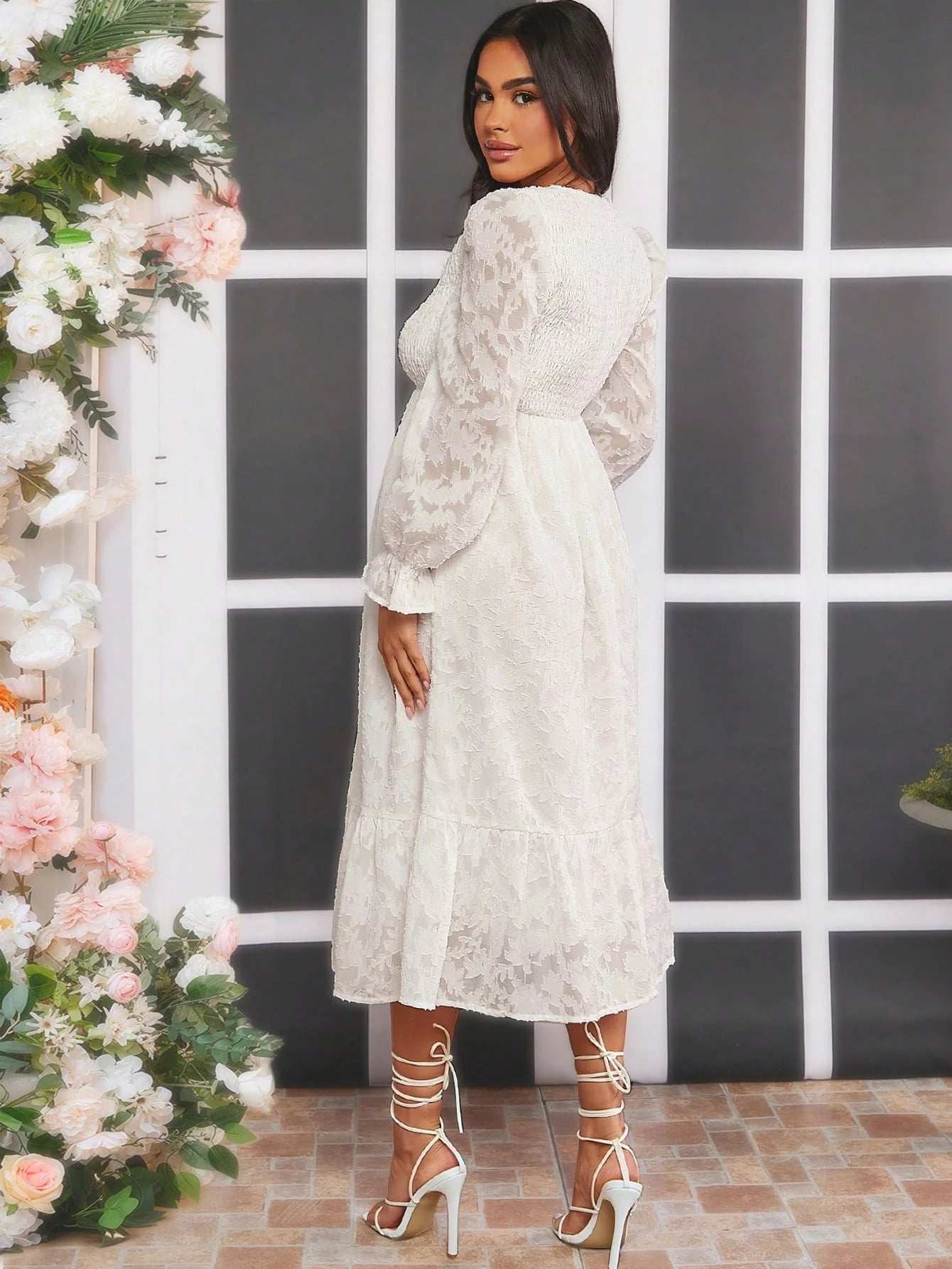 ثوب نسائي مطرز برقبة على شكل V و طرف انسيابي مع حاشية فرنتش - Pink&blue