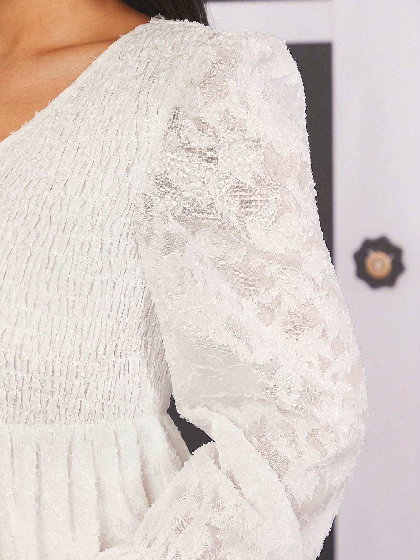 ثوب نسائي مطرز برقبة على شكل V و طرف انسيابي مع حاشية فرنتش - Pink&blue