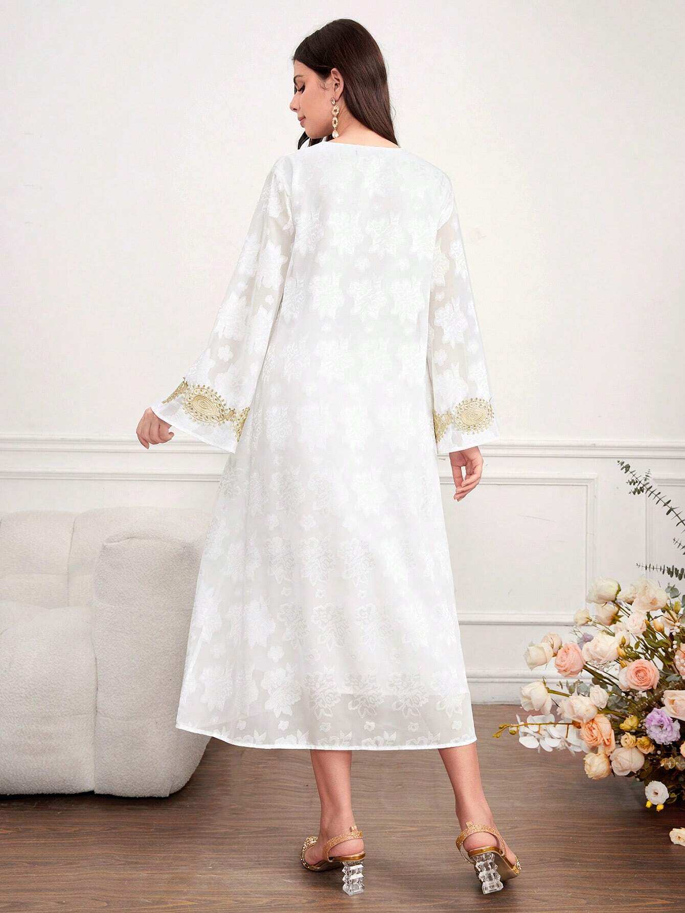 فستان طويل أبيض فضفاض مريح لموسم الربيع، للحوامل، بخياطة مطرزة وتصميم ياقة مستدقة - Pink&blue