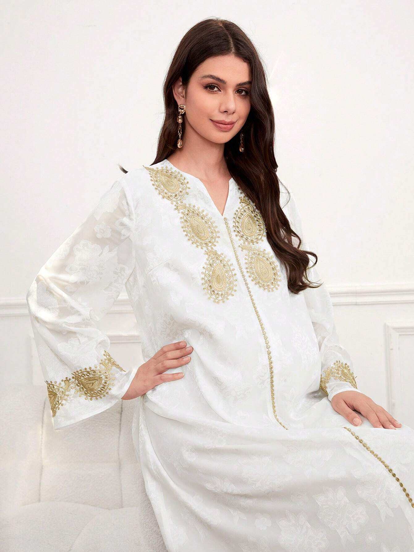 فستان طويل أبيض فضفاض مريح لموسم الربيع، للحوامل، بخياطة مطرزة وتصميم ياقة مستدقة - Pink&blue