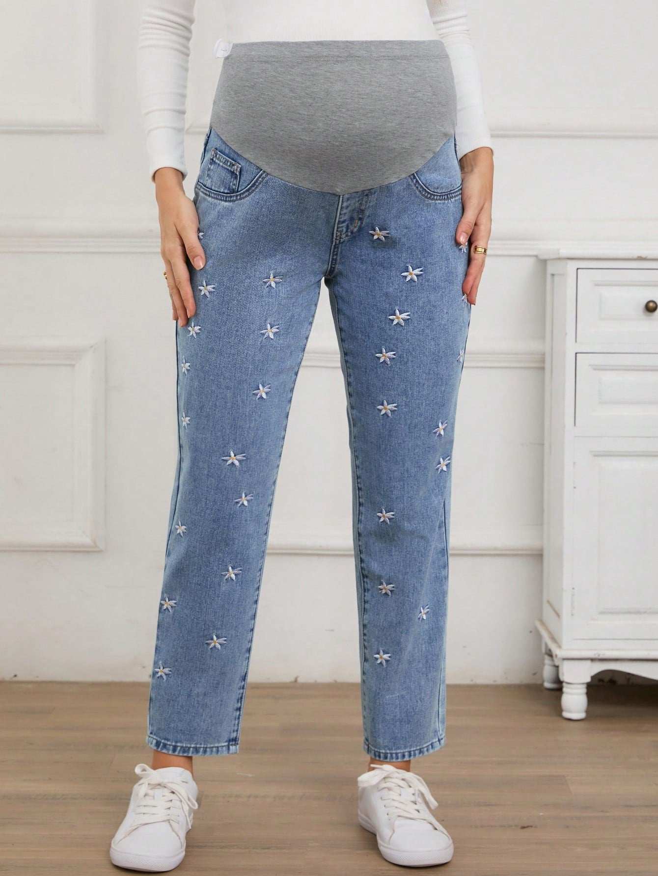 بنطلون جينز أنيق للحوامل مطرز بتطريز زهري بألوان متباينة وخصر قابل للتعديل - Pink&blue