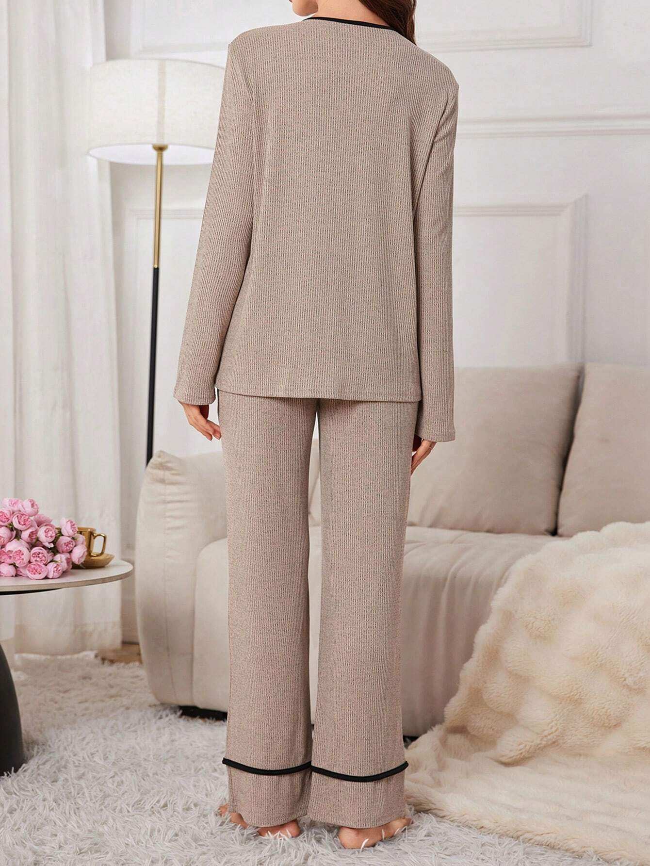 طقم ملابس داخلية للحوامل بطباعة حرفية، بياقة على شكل حرف V وأكمام طويلة مع بنطلون طويل، تفاصيل مريحة وأنيقة، ملابس خريفية - Pink&blue