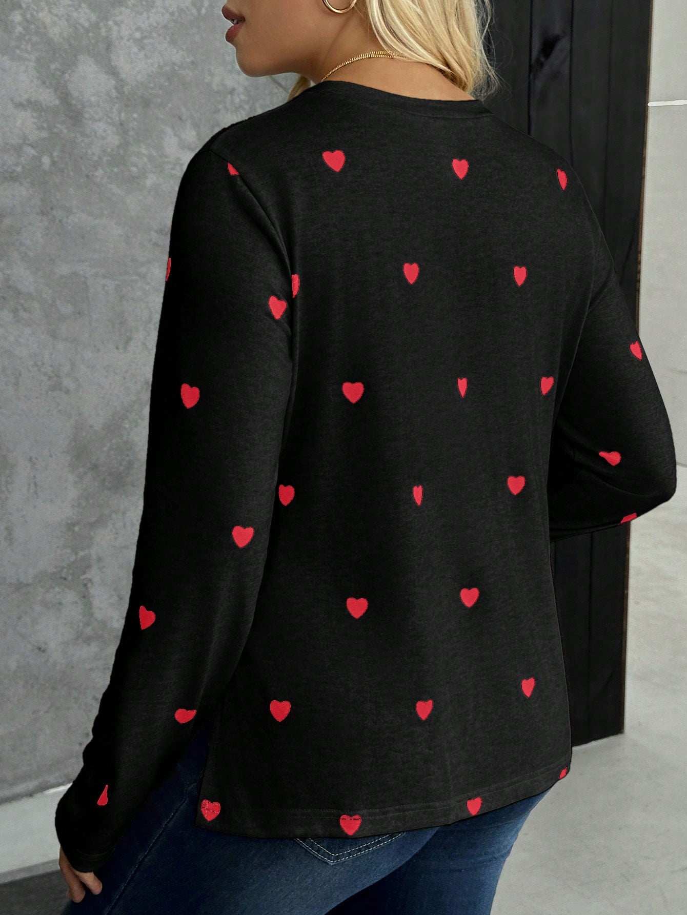 تي شيرت كاجوال طويل الأكمام للحوامل برسومات قلوب متناثرة على الصدر - Pink&blue