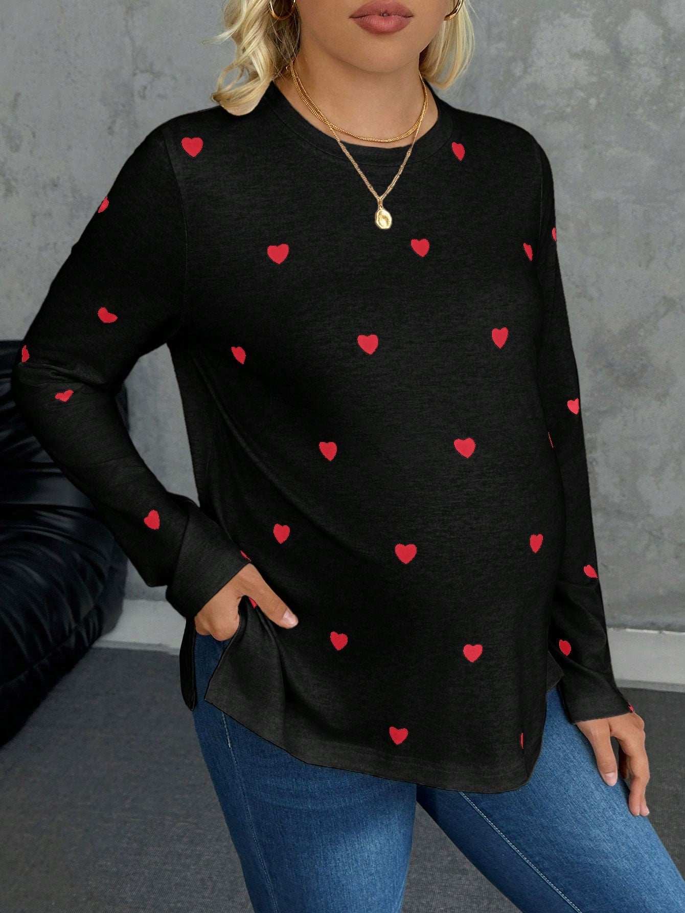 تي شيرت كاجوال طويل الأكمام للحوامل برسومات قلوب متناثرة على الصدر - Pink&blue