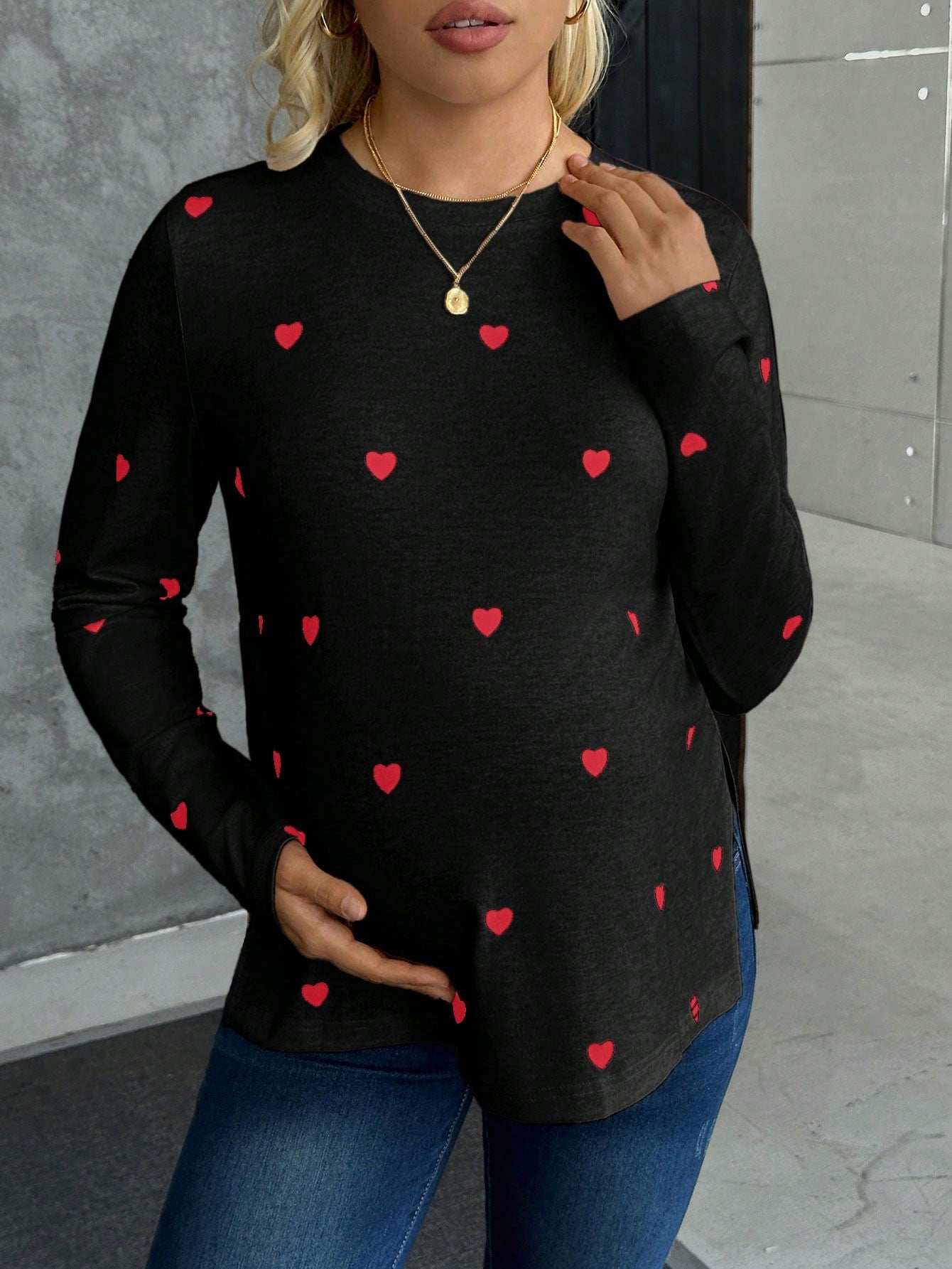 تي شيرت كاجوال طويل الأكمام للحوامل برسومات قلوب متناثرة على الصدر - Pink&blue