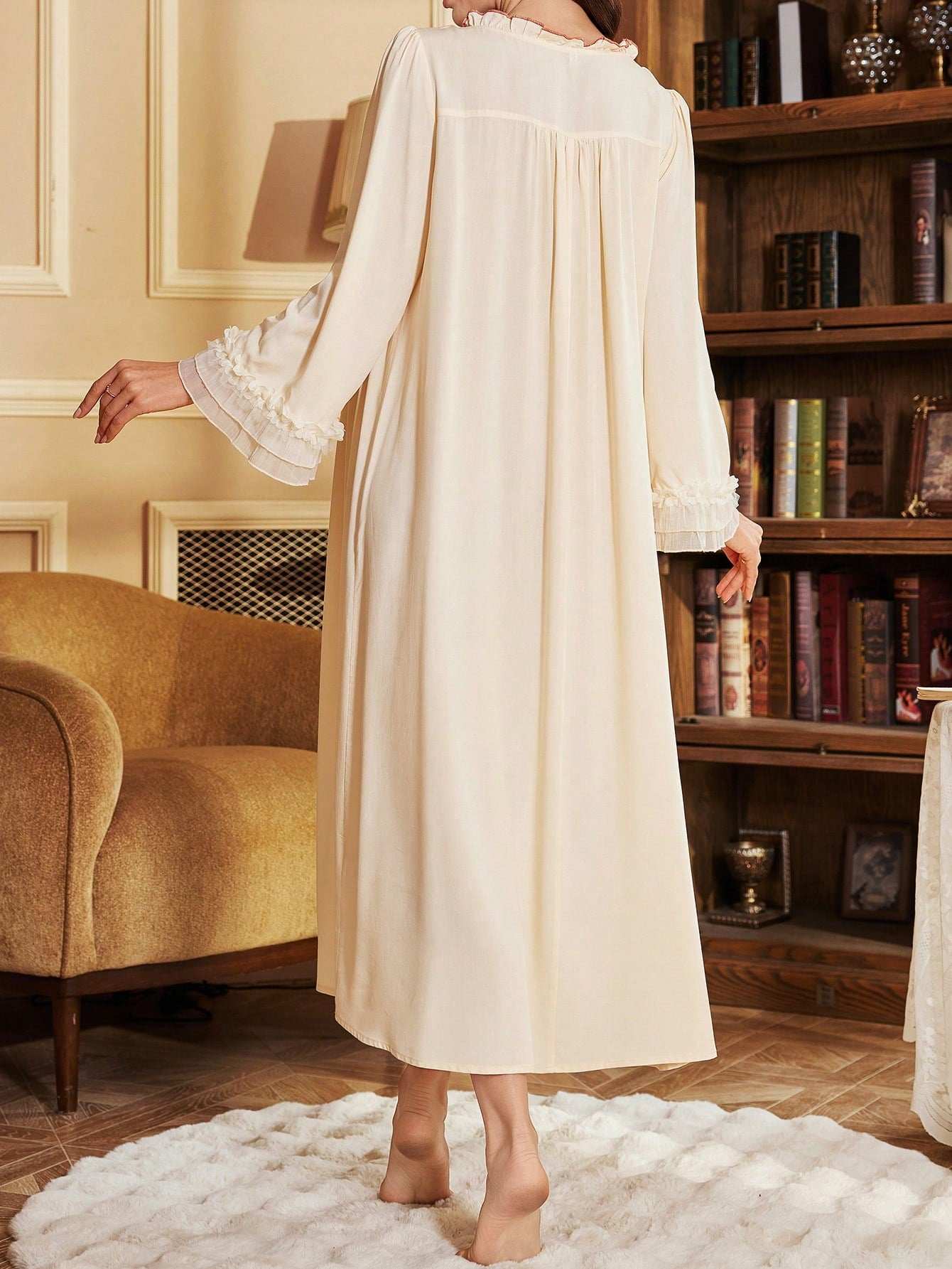 قميص نوم كبير للحوامل ذو رقبة مستديرة وجدائل ذات تطريز ورقع من الدانتيل وأكمام طويلة وحدائل على السفلي - Pink&blue