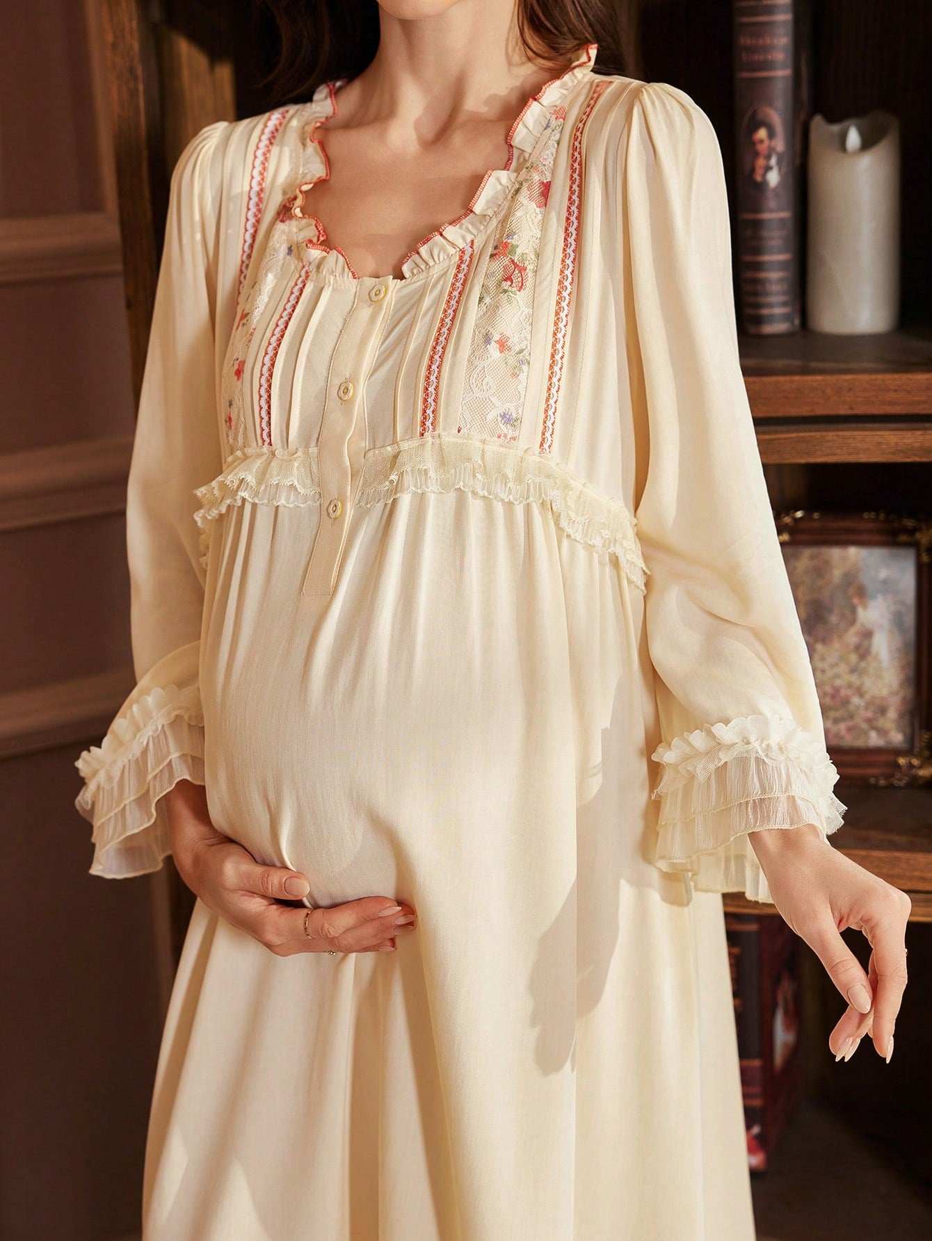 قميص نوم كبير للحوامل ذو رقبة مستديرة وجدائل ذات تطريز ورقع من الدانتيل وأكمام طويلة وحدائل على السفلي - Pink&blue