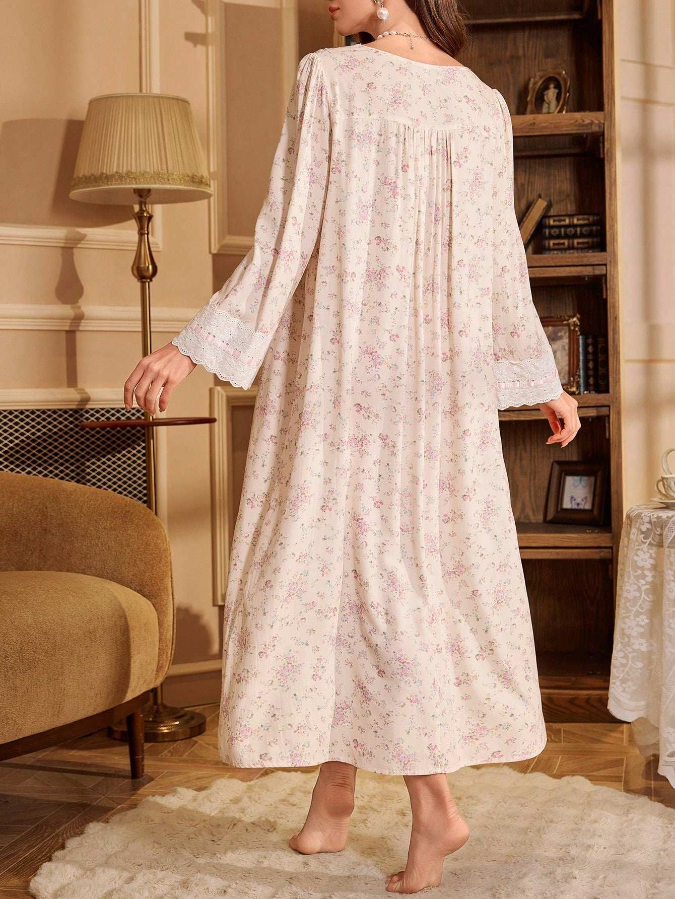 ثوب نوم للحوامل بطراز قصر فاخر مزخرف بطبعات زهور صغيرة مع تريم متباين على الياقة المربعة، ملابس منزلية فاخرة، خريف - Pink&blue