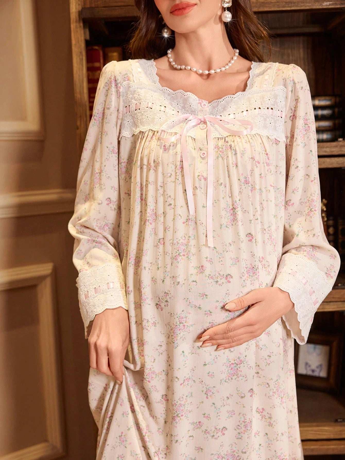 ثوب نوم للحوامل بطراز قصر فاخر مزخرف بطبعات زهور صغيرة مع تريم متباين على الياقة المربعة، ملابس منزلية فاخرة، خريف - Pink&blue