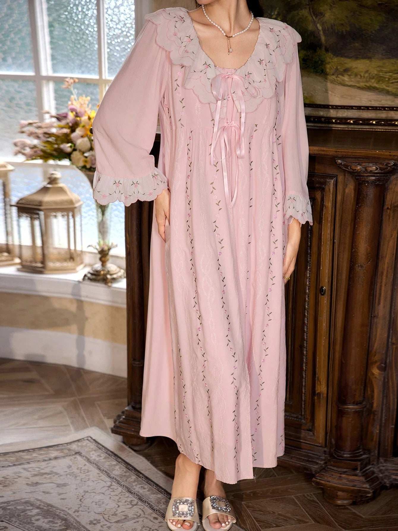 مجموعة قميص نوم وردة وقميص داخلي مطرز على الطراز القديم لقصر - Pink&blue