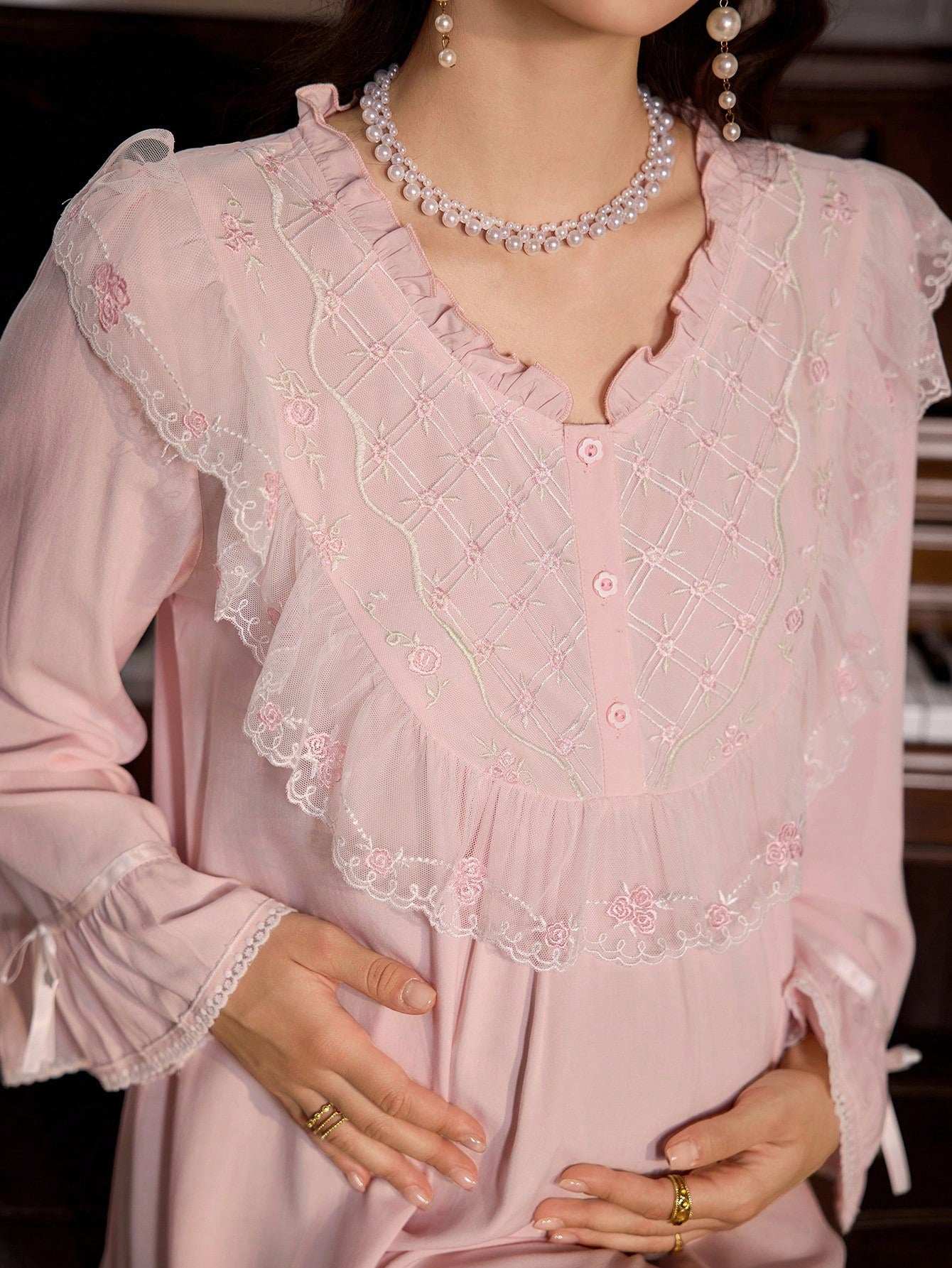 ثوب نوم للحامل مطرز بشكل رباعي من الأقمشة المطرزة على طراز القصر العتيق - Pink&blue