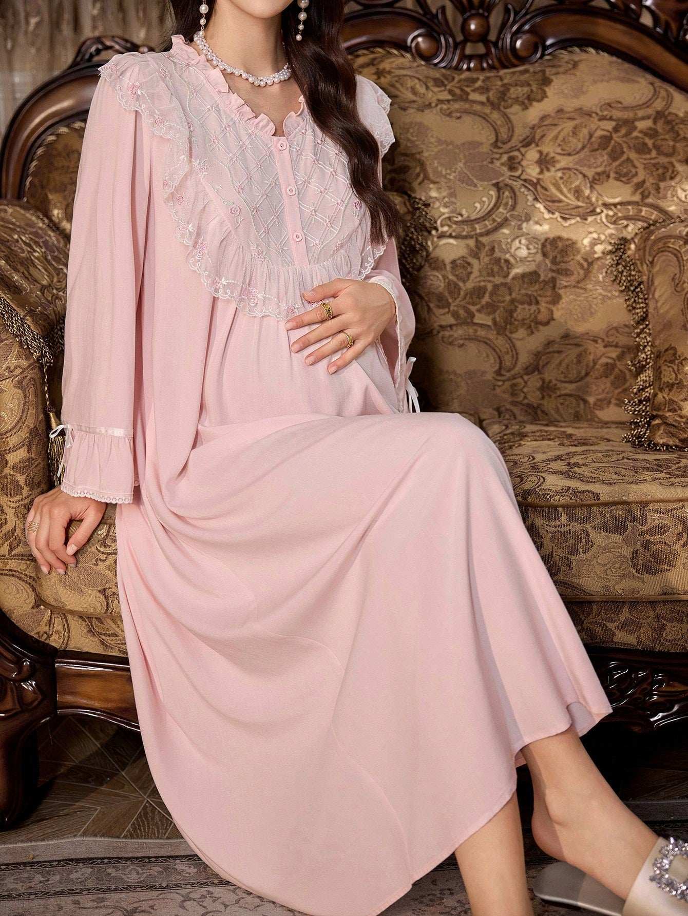 ثوب نوم للحامل مطرز بشكل رباعي من الأقمشة المطرزة على طراز القصر العتيق - Pink&blue