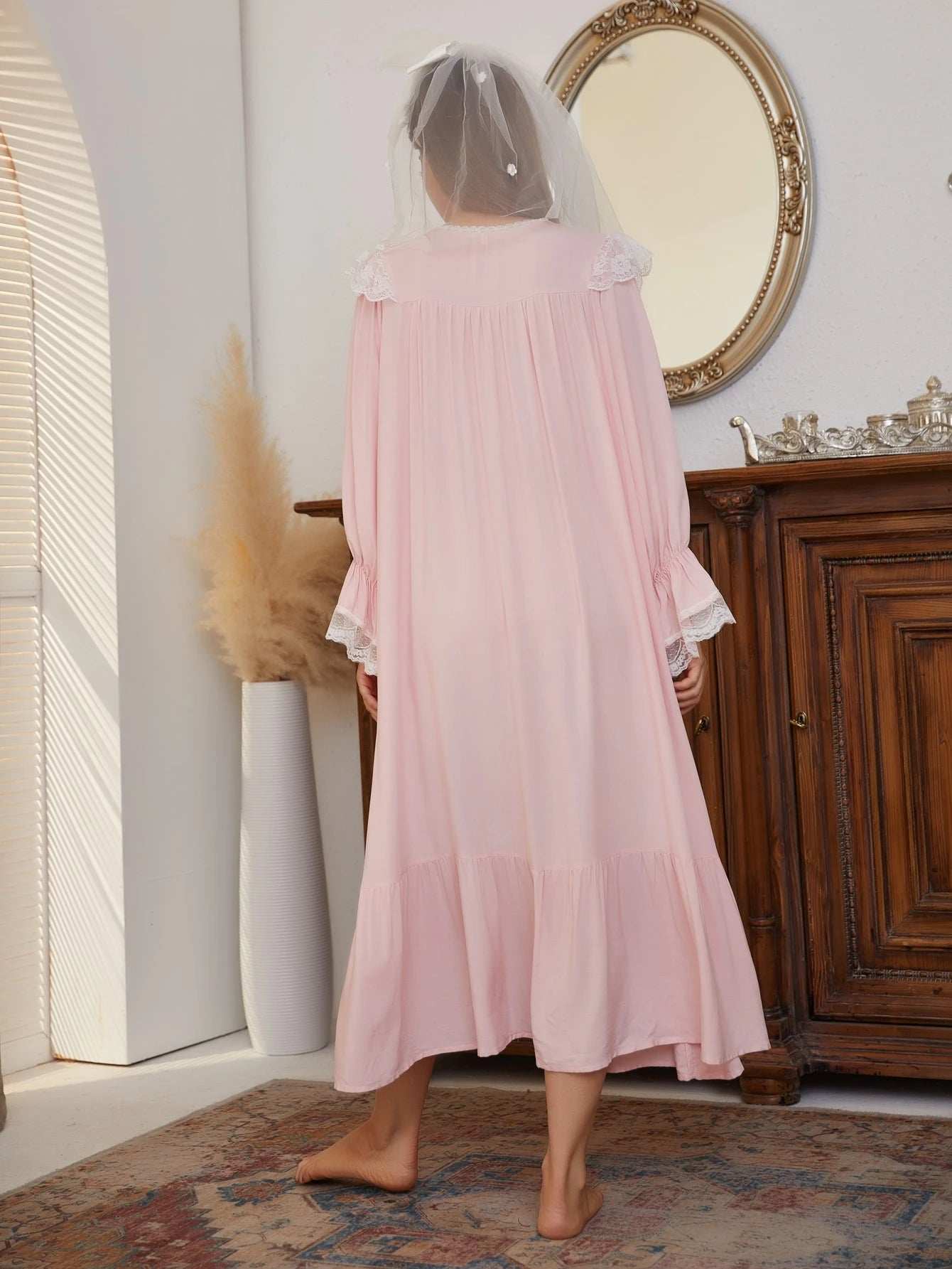 فستان نوم طويل مزود بكشكش وكشكشات على الأكمام والذيل من الدانتيل متباين اللون - Pink&blue