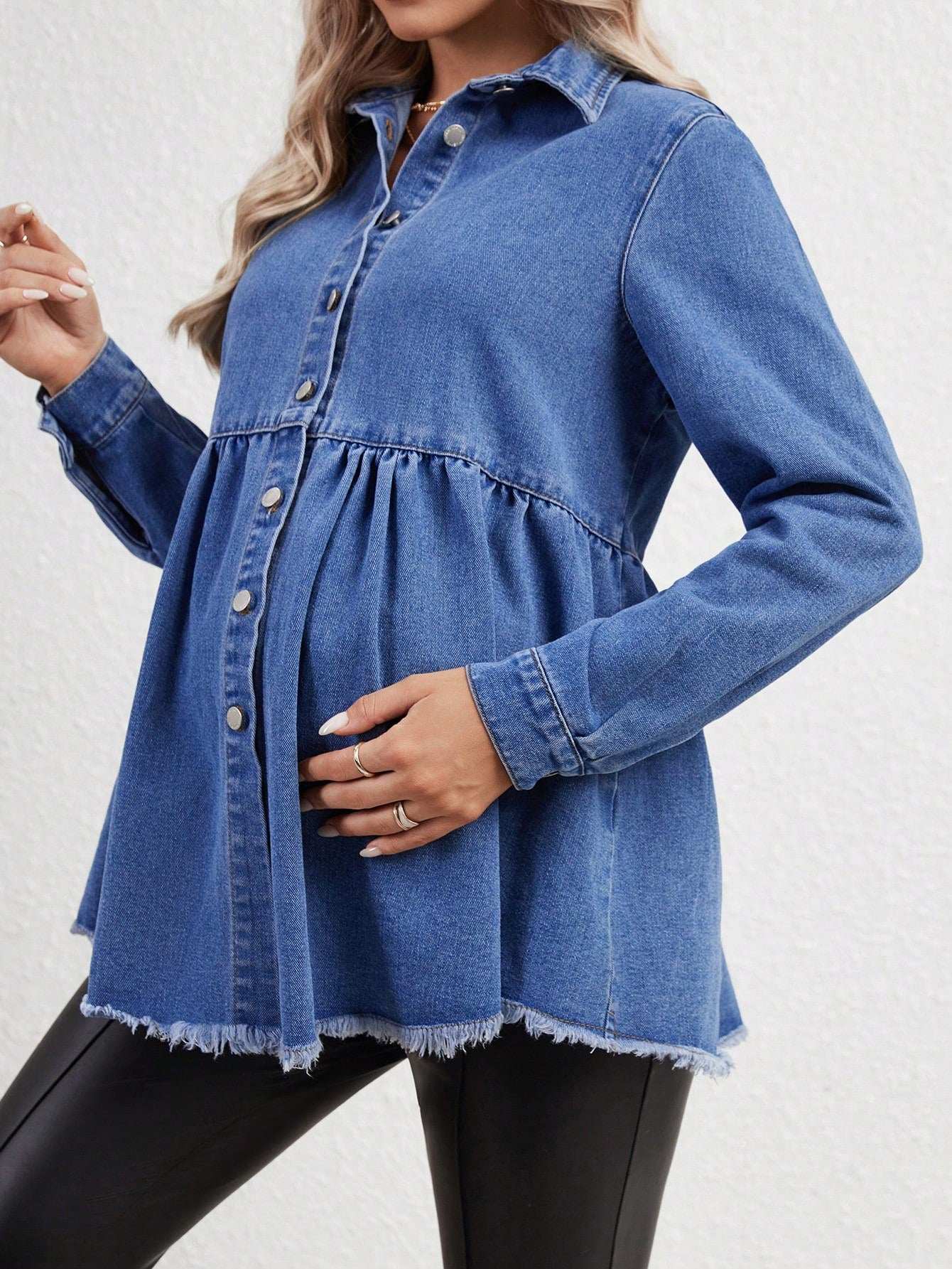 قميص جينز للحوامل بأكمام طويلة ذو حافة خام وخصر ممتلئ ومزود بأزرار أمامية - Pink&blue