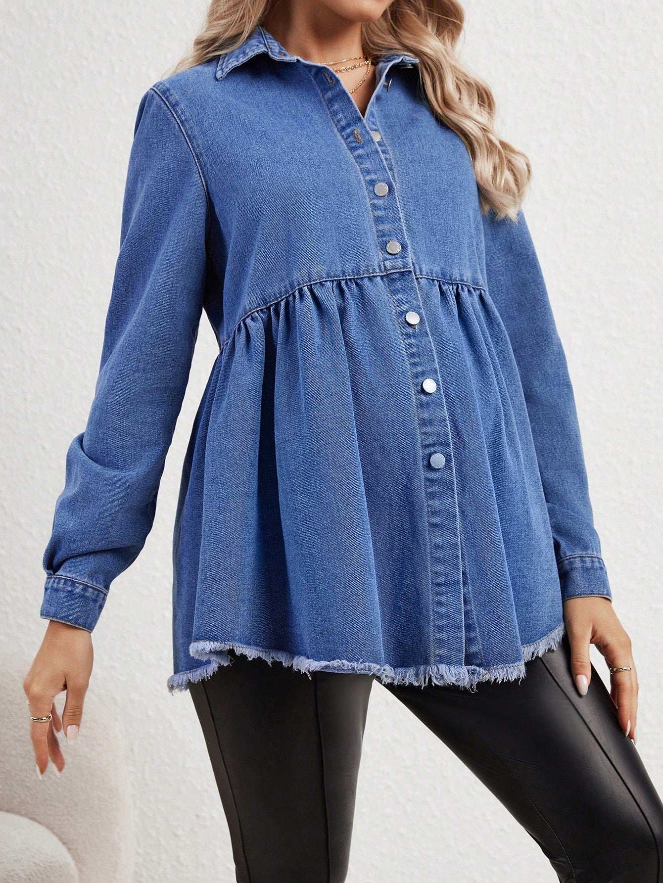 قميص جينز للحوامل بأكمام طويلة ذو حافة خام وخصر ممتلئ ومزود بأزرار أمامية - Pink&blue