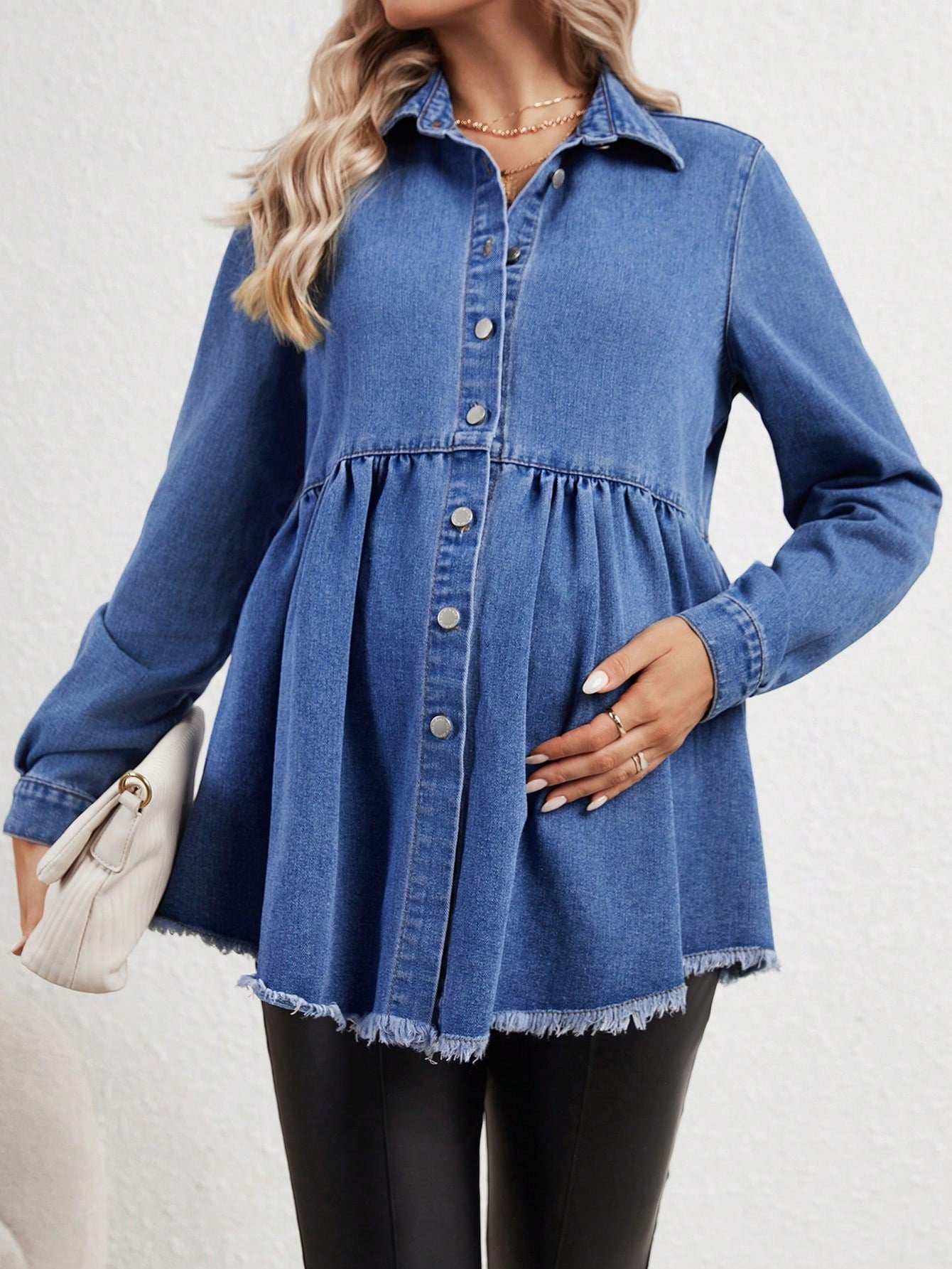 قميص جينز للحوامل بأكمام طويلة ذو حافة خام وخصر ممتلئ ومزود بأزرار أمامية - Pink&blue