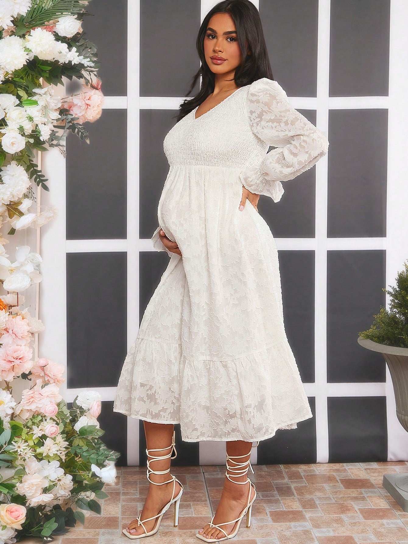 ثوب نسائي مطرز برقبة على شكل V و طرف انسيابي مع حاشية فرنتش - Pink&blue