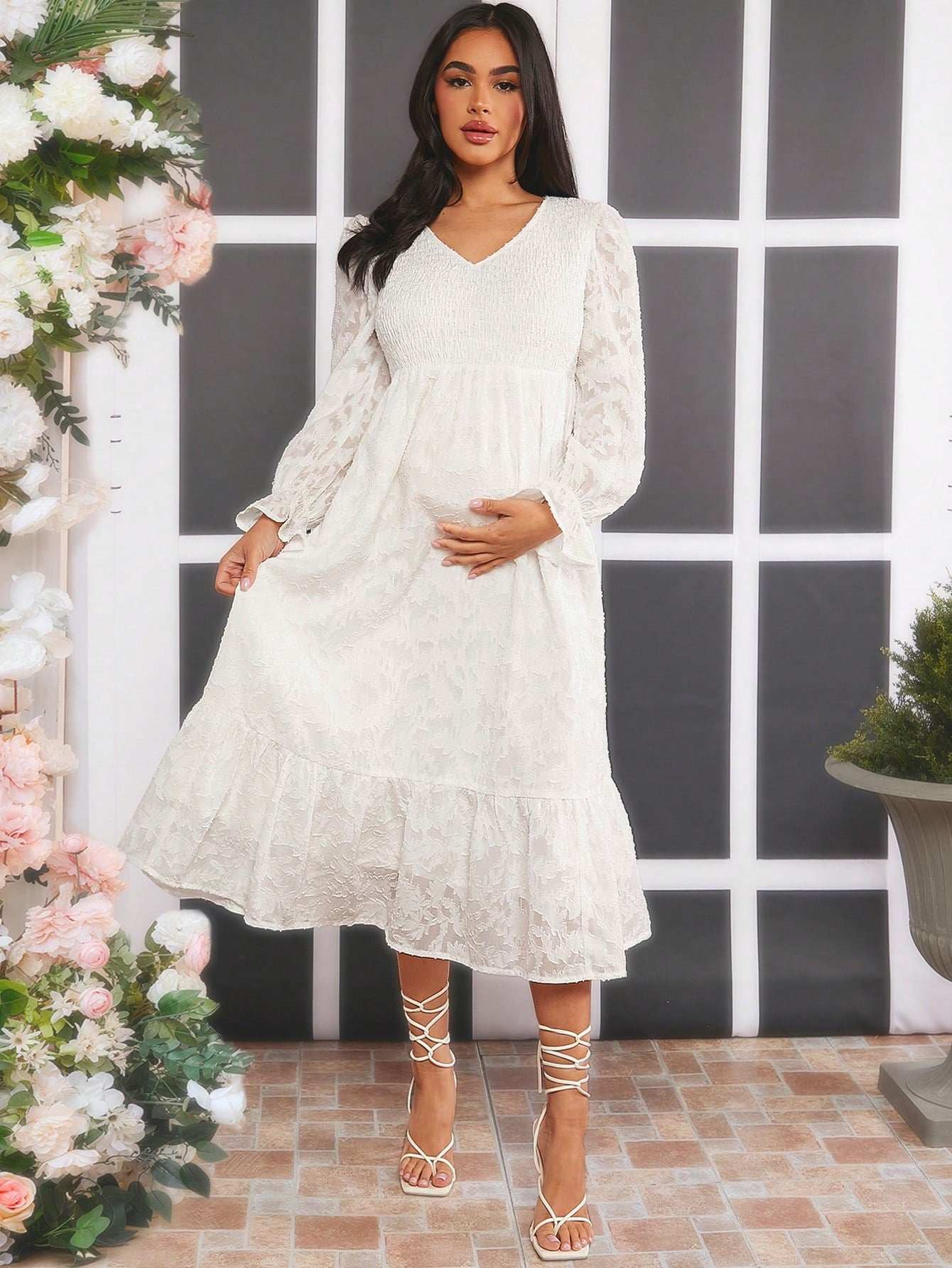 ثوب نسائي مطرز برقبة على شكل V و طرف انسيابي مع حاشية فرنتش - Pink&blue