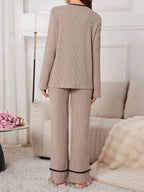 طقم ملابس داخلية للحوامل بطباعة حرفية، بياقة على شكل حرف V وأكمام طويلة مع بنطلون طويل، تفاصيل مريحة وأنيقة، ملابس خريفية - Pink&blue