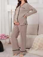 طقم ملابس داخلية للحوامل بطباعة حرفية، بياقة على شكل حرف V وأكمام طويلة مع بنطلون طويل، تفاصيل مريحة وأنيقة، ملابس خريفية - Pink&blue