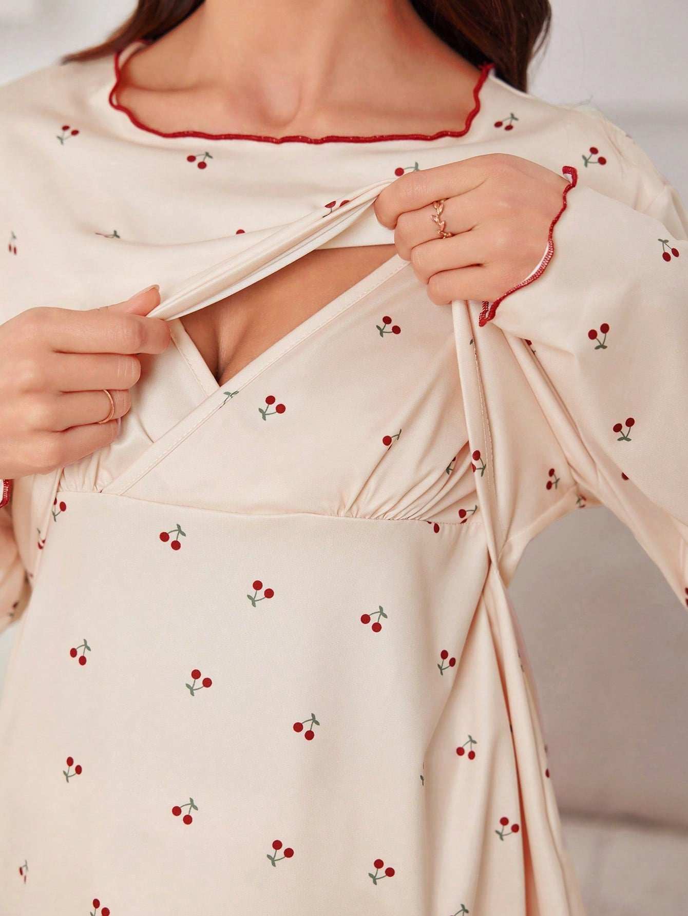 مجموعة بيجامات للحوامل بتصميم تغذية الطفل بنقشة الكرز مع حافة من التكشيطات المتباينة قطعتين - Pink&blue