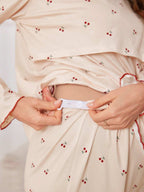 مجموعة بيجامات للحوامل بتصميم تغذية الطفل بنقشة الكرز مع حافة من التكشيطات المتباينة قطعتين - Pink&blue