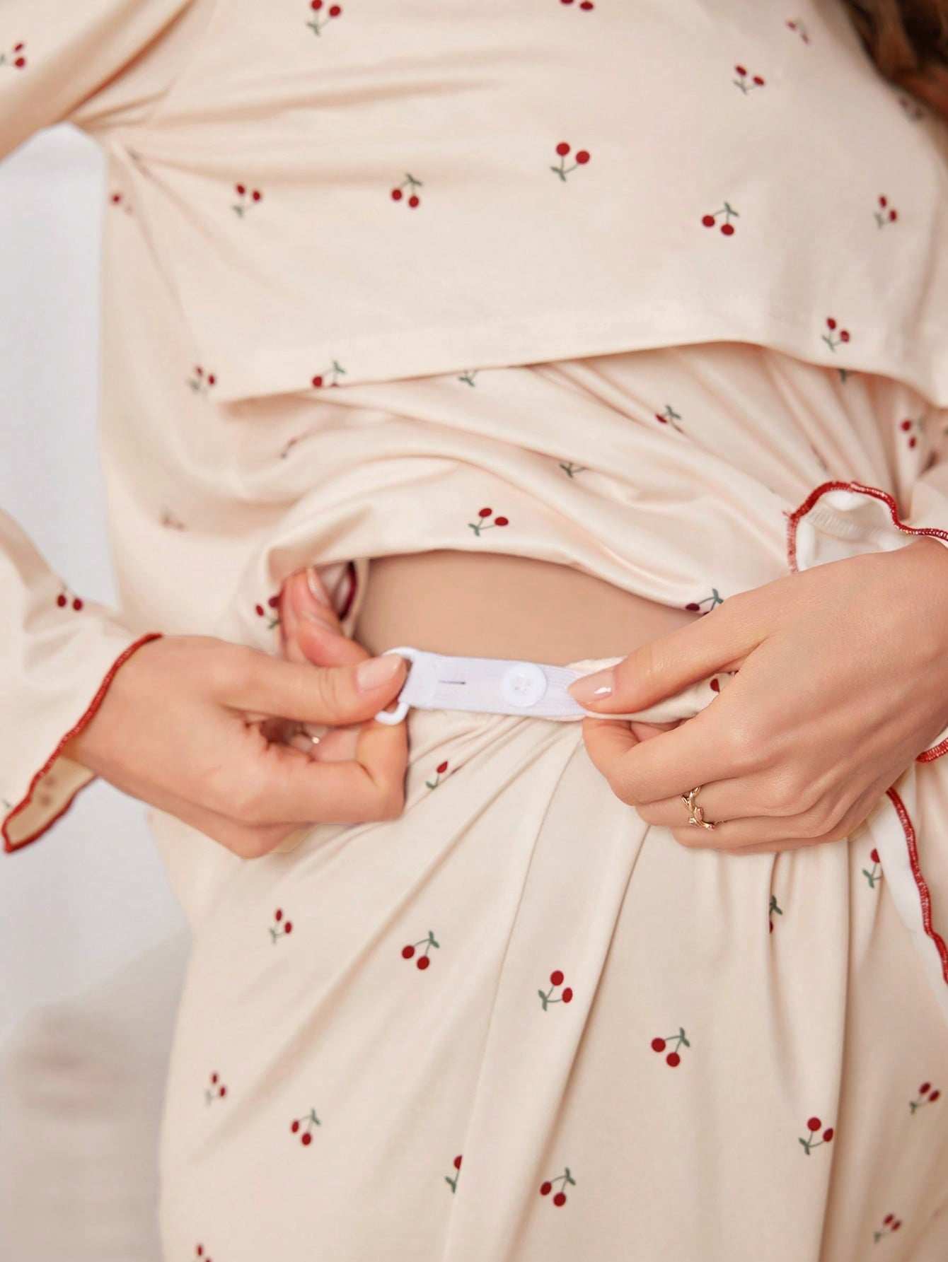 مجموعة بيجامات للحوامل بتصميم تغذية الطفل بنقشة الكرز مع حافة من التكشيطات المتباينة قطعتين - Pink&blue