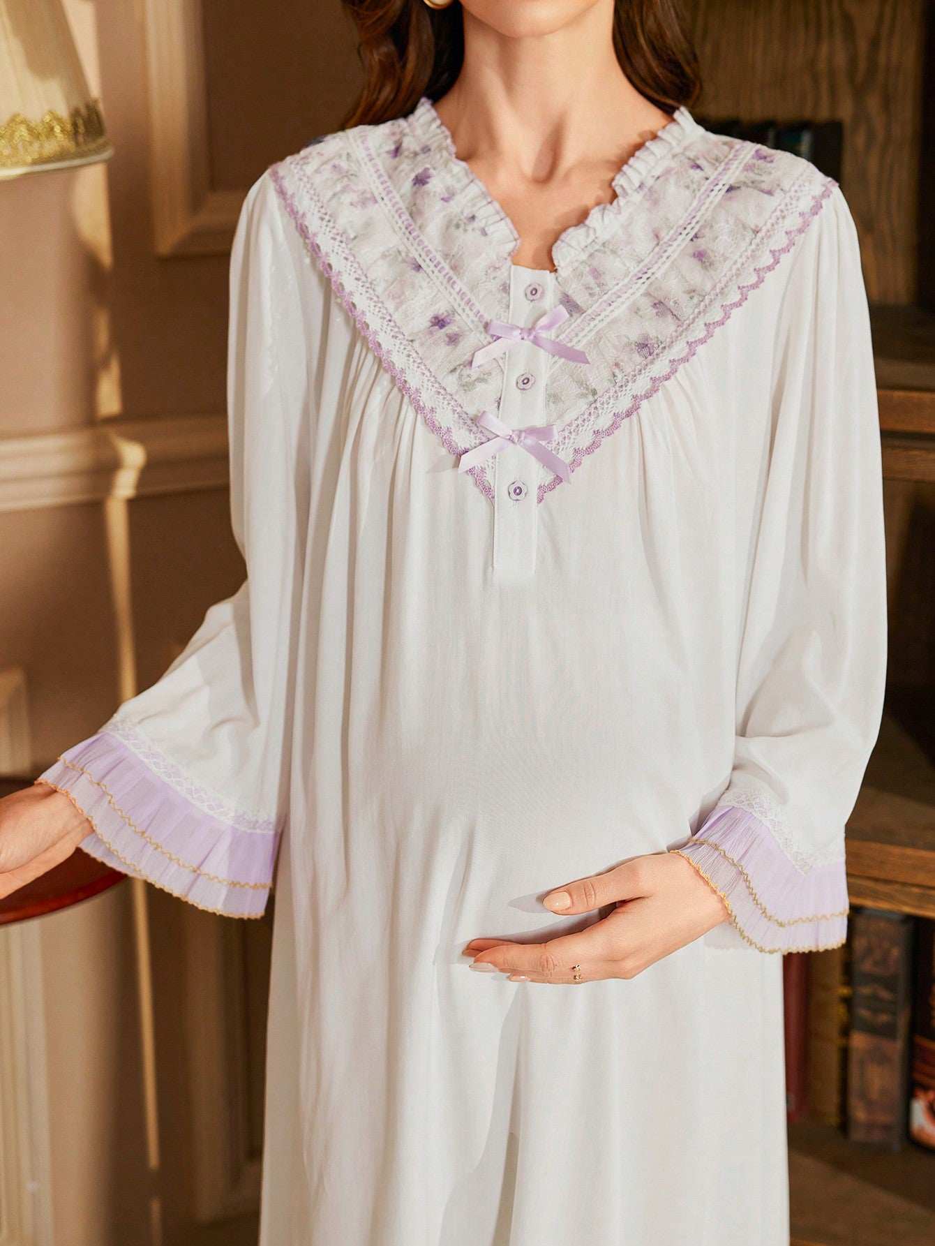 قميص نوم للحوامل بتصميم فضفاض، طباعة الدانتيل المجعد، تصميم الرقبة على شكل V، أكمام طويلة، بألوان متباينة - Pink&blue