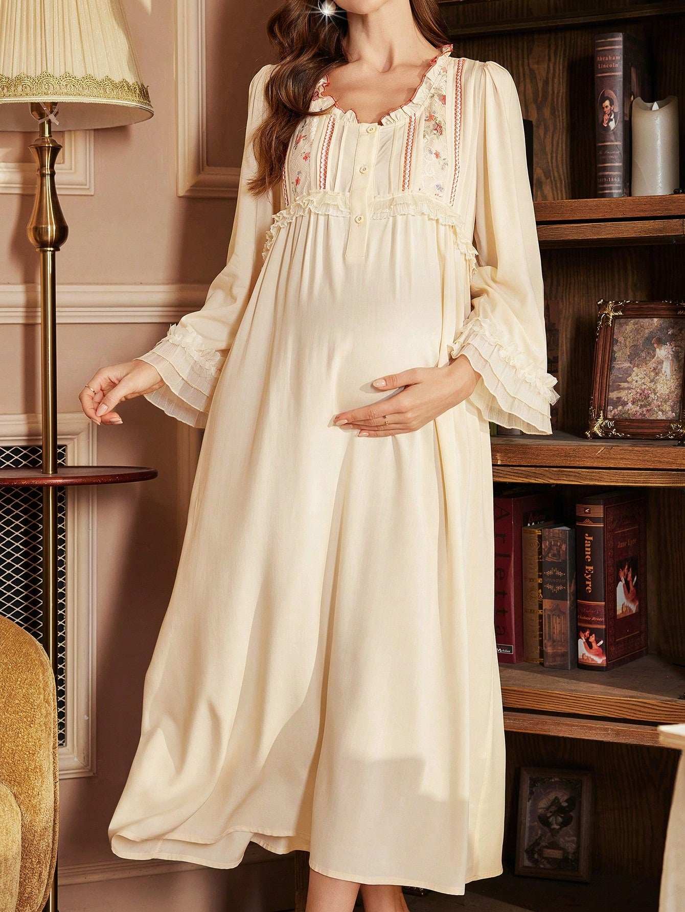 قميص نوم كبير للحوامل ذو رقبة مستديرة وجدائل ذات تطريز ورقع من الدانتيل وأكمام طويلة وحدائل على السفلي - Pink&blue