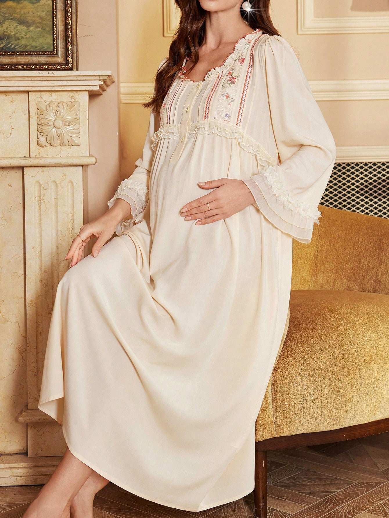 قميص نوم كبير للحوامل ذو رقبة مستديرة وجدائل ذات تطريز ورقع من الدانتيل وأكمام طويلة وحدائل على السفلي - Pink&blue