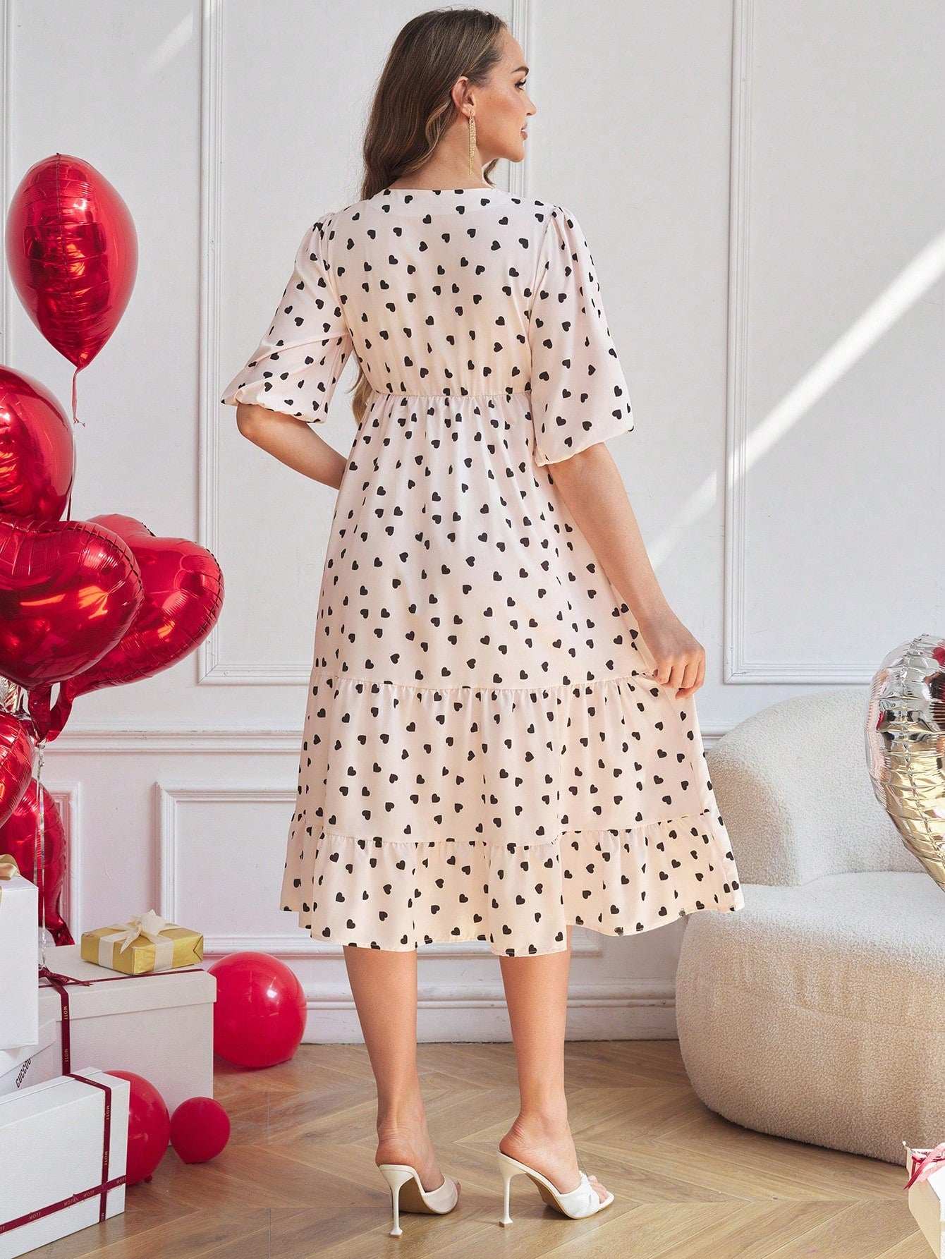 فستان حمل أنيق بياقة على شكل حرف V وذيل منموس وأكمام قصيرة منتفخة مطبوع عليه قلوب - Pink&blue