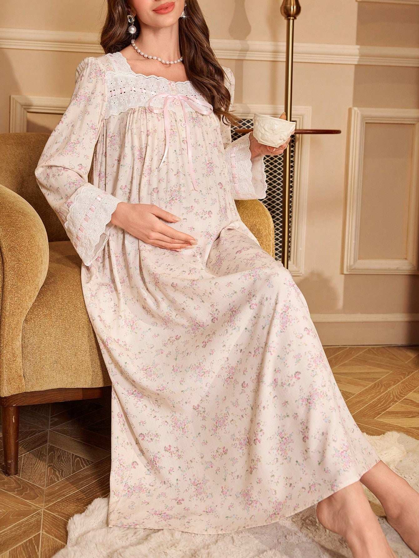 ثوب نوم للحوامل بطراز قصر فاخر مزخرف بطبعات زهور صغيرة مع تريم متباين على الياقة المربعة، ملابس منزلية فاخرة، خريف - Pink&blue