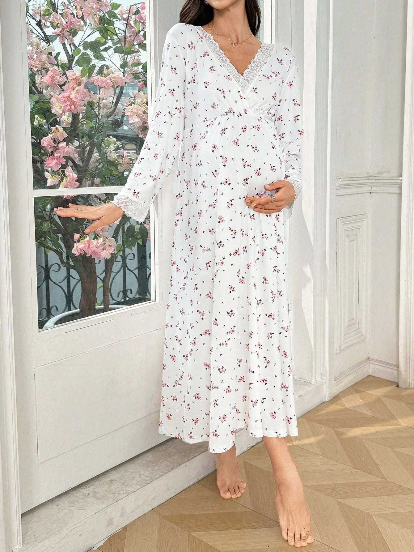 Moonlight & Mama فستان نوم للحوامل بياقة على شكل حرف V وخصر مطاطي، مزين بالدانتيل والزهور الصغيرة، مريح وأنيق للخريف - Pink&blue