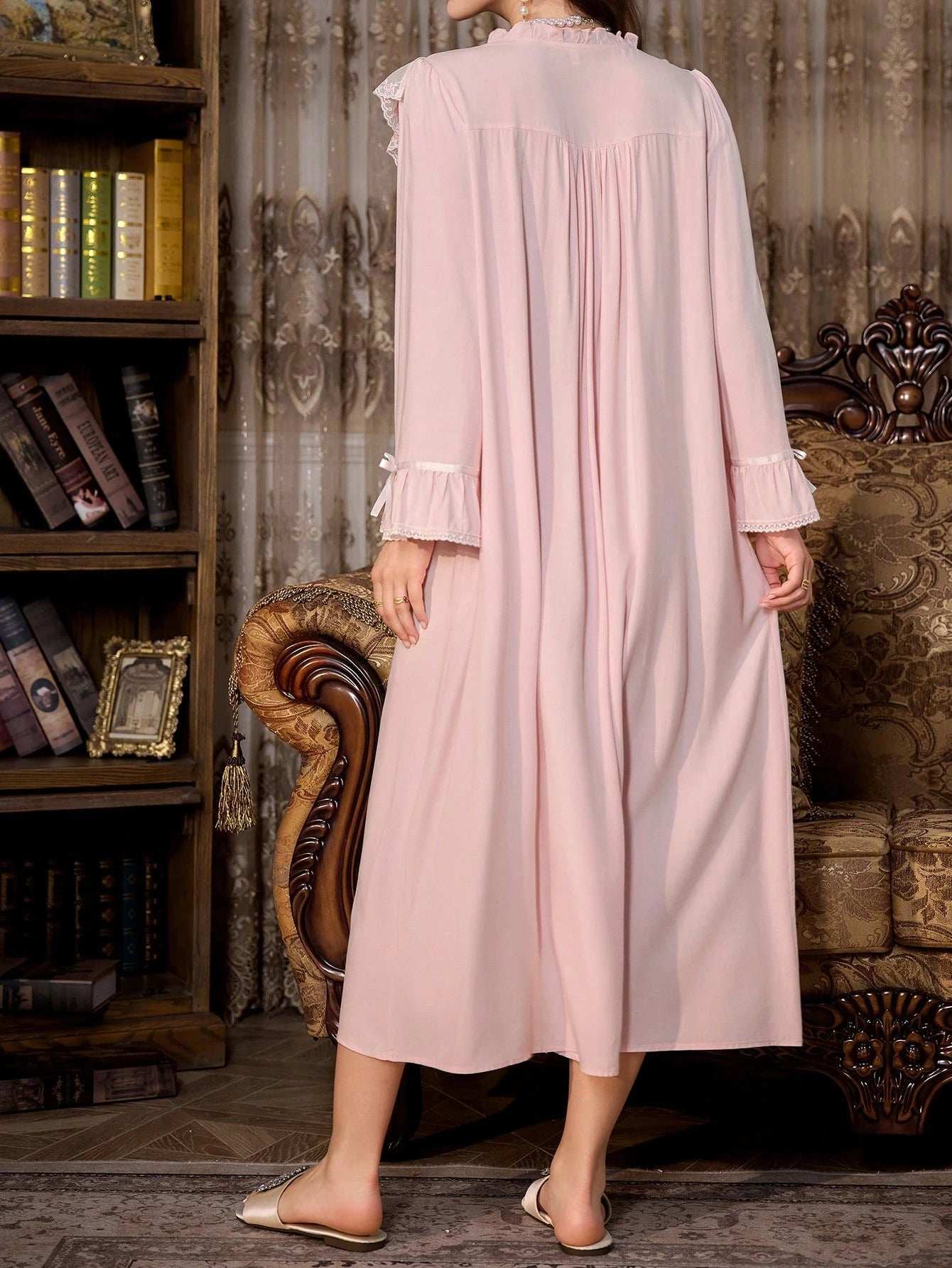 ثوب نوم للحامل مطرز بشكل رباعي من الأقمشة المطرزة على طراز القصر العتيق - Pink&blue