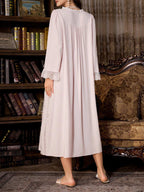 فستان نوم للحوامل بأكمام طويلة مفرطة الحجم، بياقة على شكل حرف V ونصف زر، مزين بطرز بارز وكتل قماش ملونة - Pink&blue