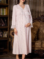 فستان نوم للحوامل بأكمام طويلة مفرطة الحجم، بياقة على شكل حرف V ونصف زر، مزين بطرز بارز وكتل قماش ملونة - Pink&blue