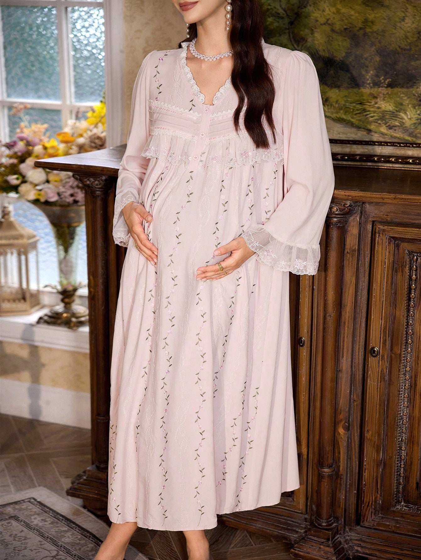 فستان نوم للحوامل بأكمام طويلة مفرطة الحجم، بياقة على شكل حرف V ونصف زر، مزين بطرز بارز وكتل قماش ملونة - Pink&blue