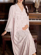 فستان نوم للحوامل بأكمام طويلة مفرطة الحجم، بياقة على شكل حرف V ونصف زر، مزين بطرز بارز وكتل قماش ملونة - Pink&blue