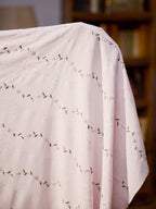 فستان نوم للحوامل بأكمام طويلة مفرطة الحجم، بياقة على شكل حرف V ونصف زر، مزين بطرز بارز وكتل قماش ملونة - Pink&blue