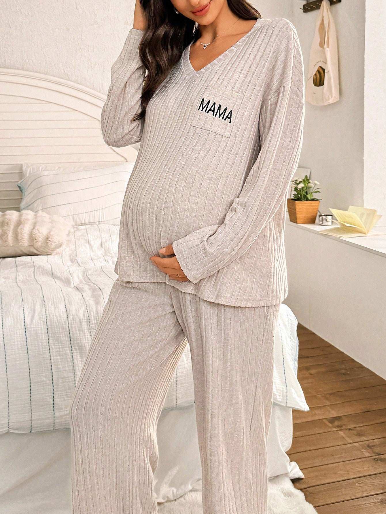 مجموعة ملابس نوم للحوامل من ملابس علوية طويلة الأكمام بياقة على شكل حرف V مطرزة بحرف وبنطلون، ملابس كاجوال للخريف - Pink&blue