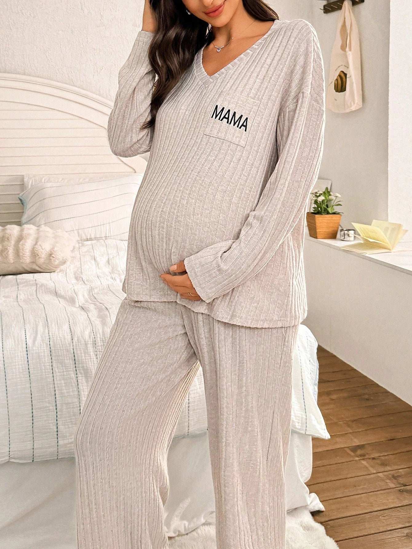 مجموعة ملابس نوم للحوامل من ملابس علوية طويلة الأكمام بياقة على شكل حرف V مطرزة بحرف وبنطلون، ملابس كاجوال للخريف - Pink&blue